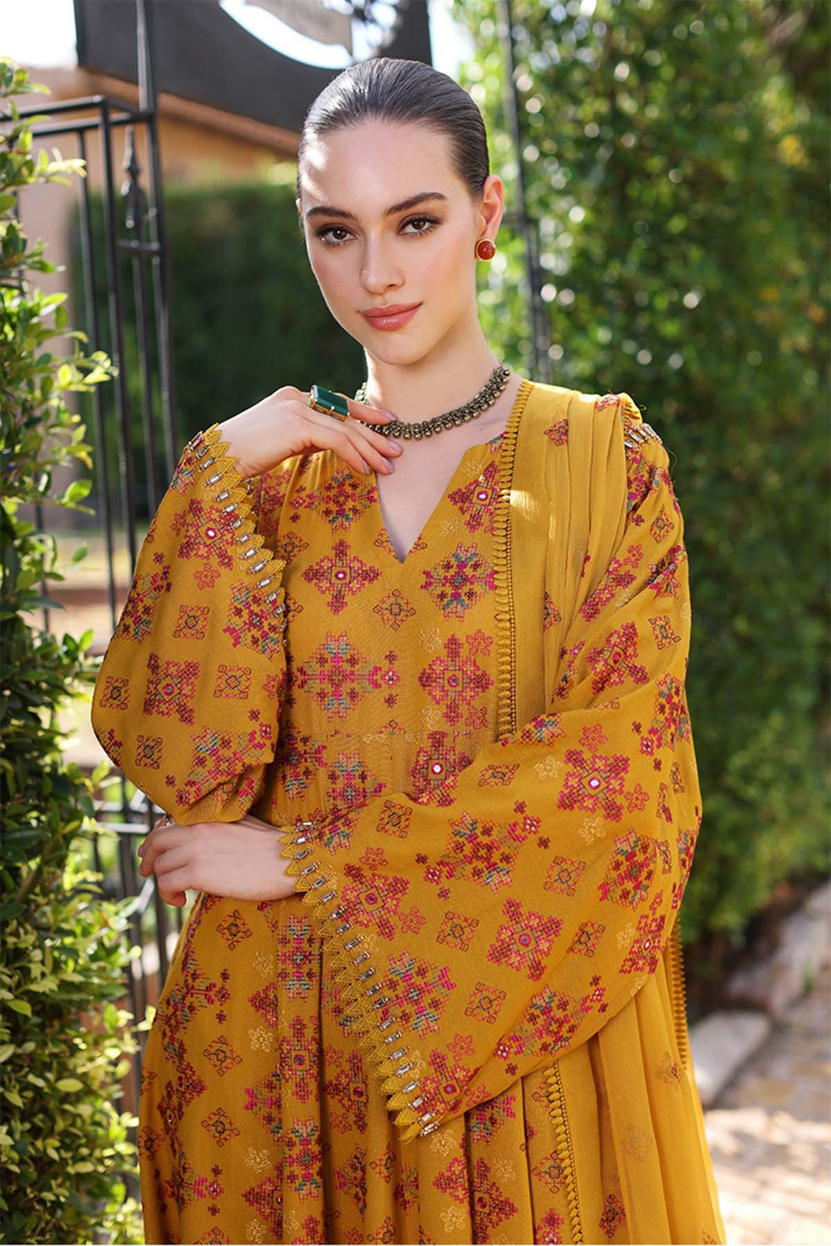 Bareeze Embroidered Lawn 3pc with Embroidered Crinkle Chiffon Dupatta - SB1833