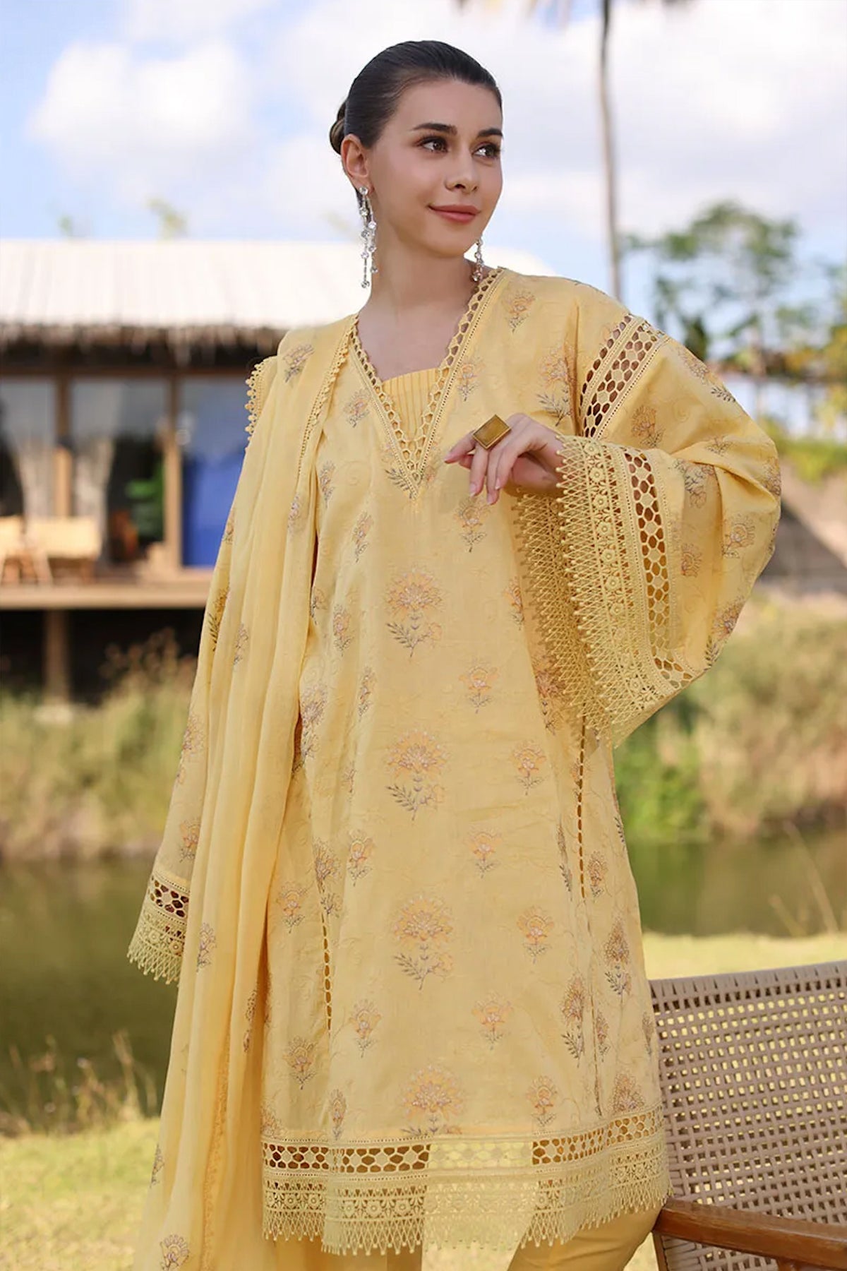 Bareeze Embroidered Lawn 3pc with Embroidered Crinkle Chiffon Dupatta- SB2032